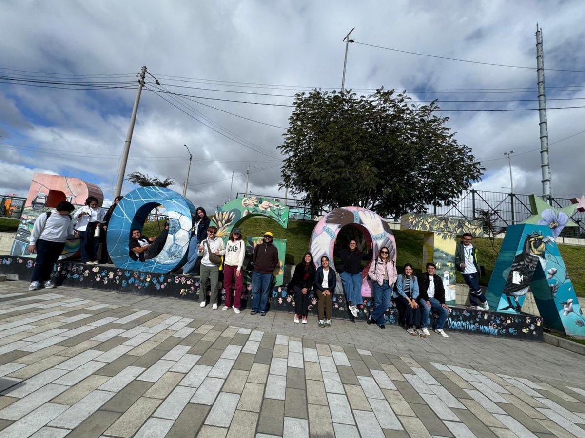 Rolitacable's tweet photo. Recibimos a los estudiantes de la Universidad de Monterrey, quienes visitaron TransMiCable🚠 no solo para conocer su operación, sino todo el aporte social que ha tenido en la localidad de Ciudad Bolívar desde su llegada hace más de 7️⃣ años. https://t.co/wnKEoPauPa