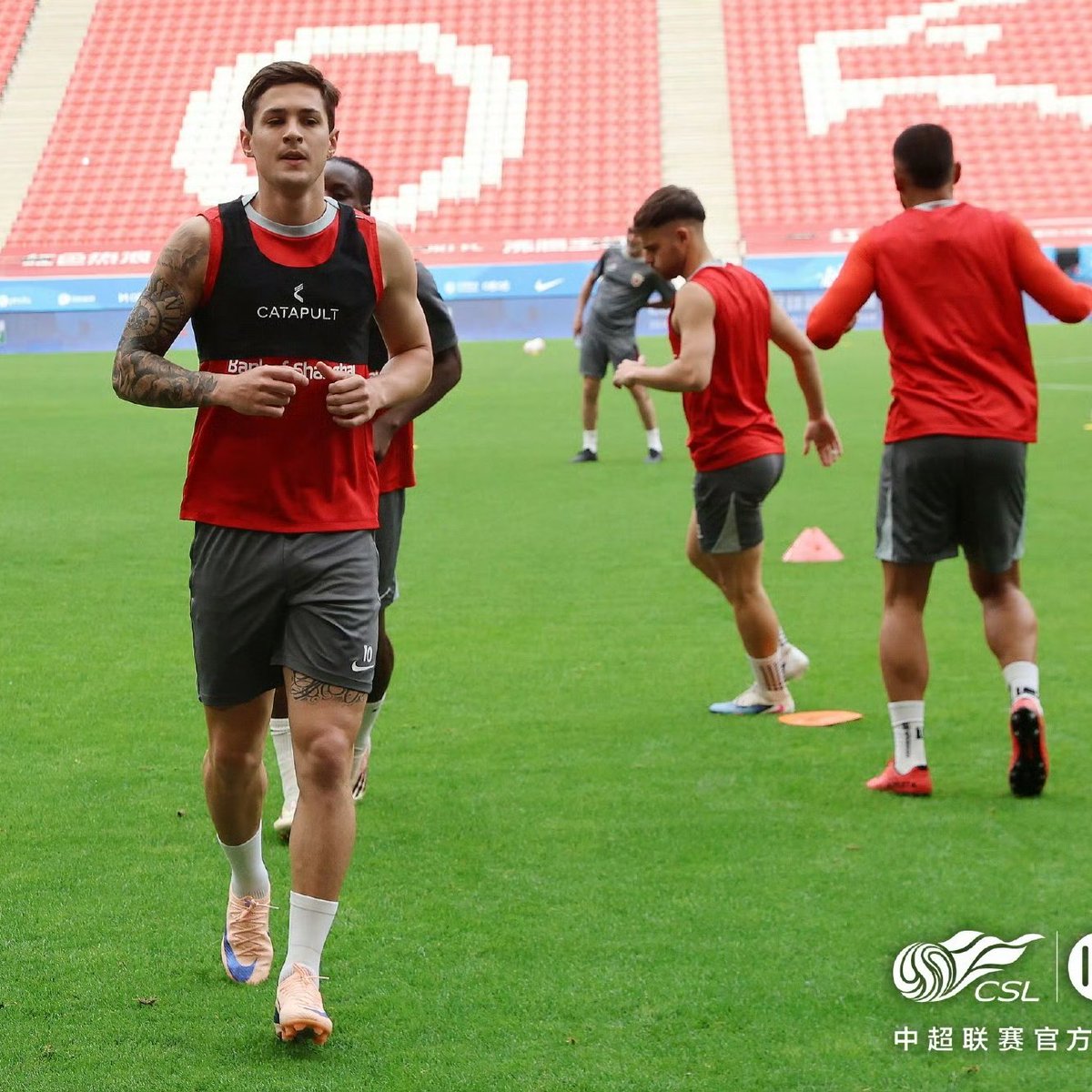 SHPFCBR's tweet photo. HOJE DIA 22 DE ABRIL APRESENTO AS FOTOS DO SHANGHAI PORT SE PREPARANDO PARA O JOGO DE AMANHÃ CONTRA O TIANJIN JINMEN TIGER PELA SUPER LIGA CHINESA. 

#SHANGHAIPORT #SHANGHAIPORTFC #CSL2026 #CHINESESUPERLEAGUE
#SHPFC  #WEARERED  #上海港 https://t.co/BL04sgXkAu