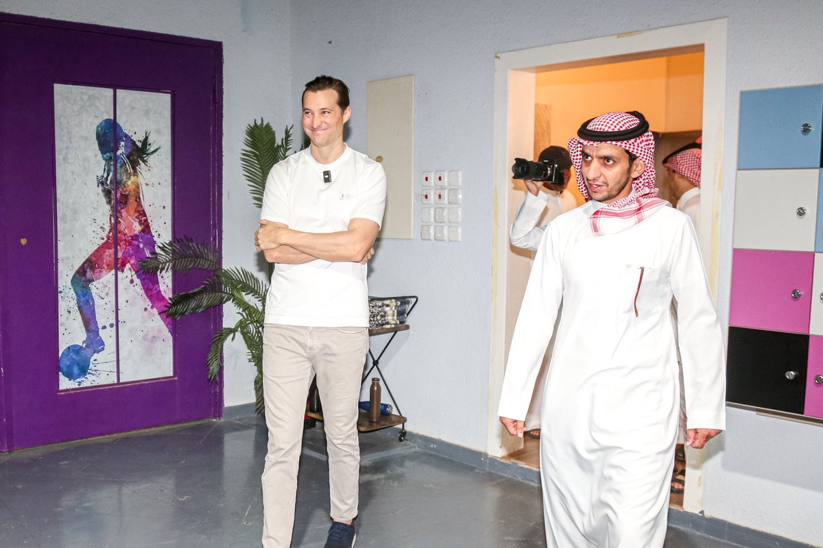 Qaaf_AC's tweet photo. في إطار سعي اكاديمية قاف المستمر نحو الارتقاء بالعمل الرياضي وتطوير البيئة الرياضية بالمنطقة، استقبل النادي رئيس نادي الخلود الأستاذ بن هاربورغ، @BenHarburg حيث اطّلع خلال زيارته على مرافق النادي ومنشآته الرياضية، وتعرّف على الإمكانيات والبرامج المقدمة لخدمة الشباب وتنمية المواهب
وتعكس هذه الزيارة روح التعاون وتبادل الخبرات بين الأندية الرياضية الخاصة ، بما يسهم في دعم مسيرة التطوير وتحقيق تطلعات أبناء المنطقة الرياضية.
#اكاديمية_قاف
