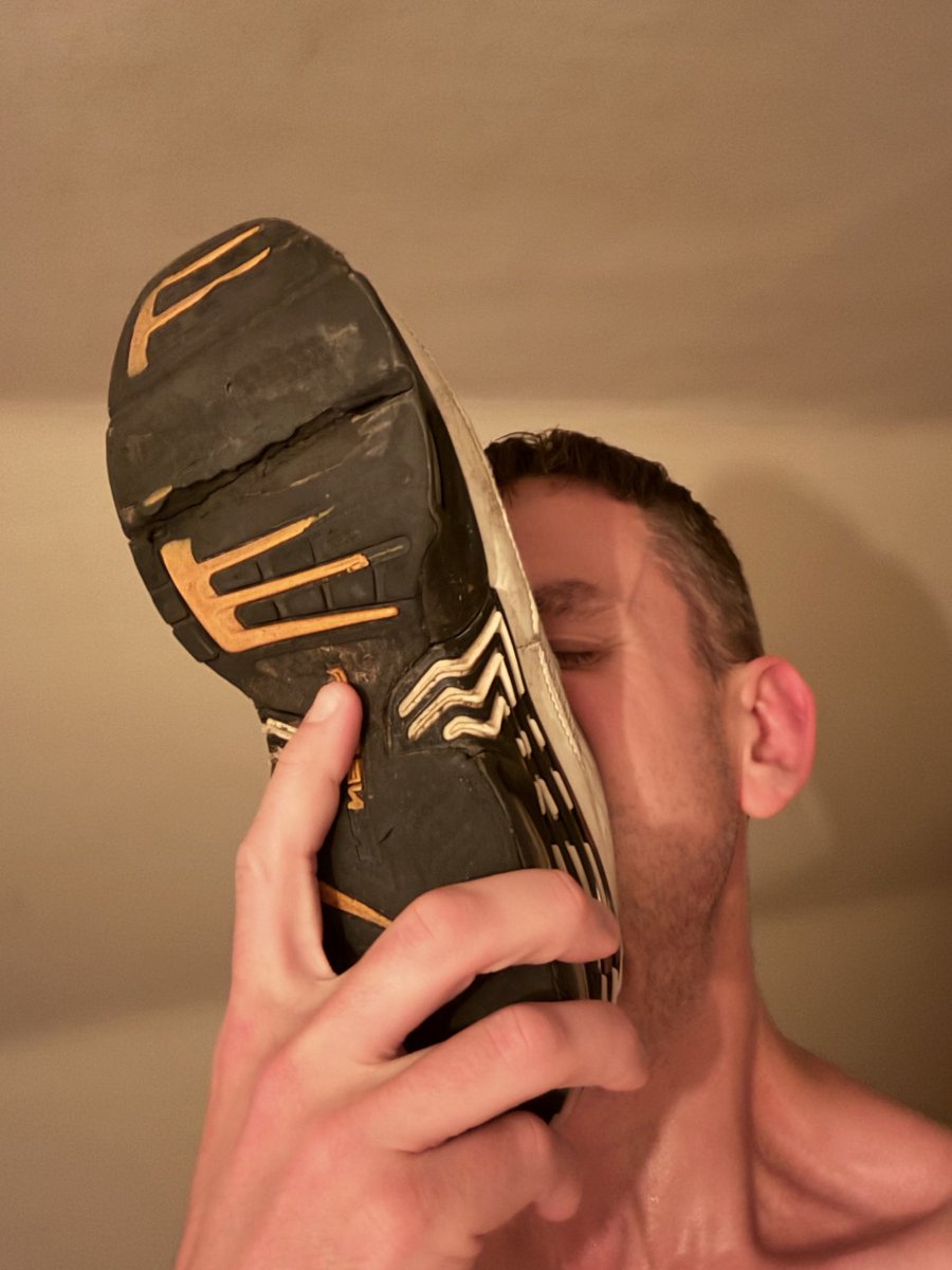 Sock600's tweet photo. Enjoying some sniffs 👟🐽 https://t.co/op7qaYLZ1j