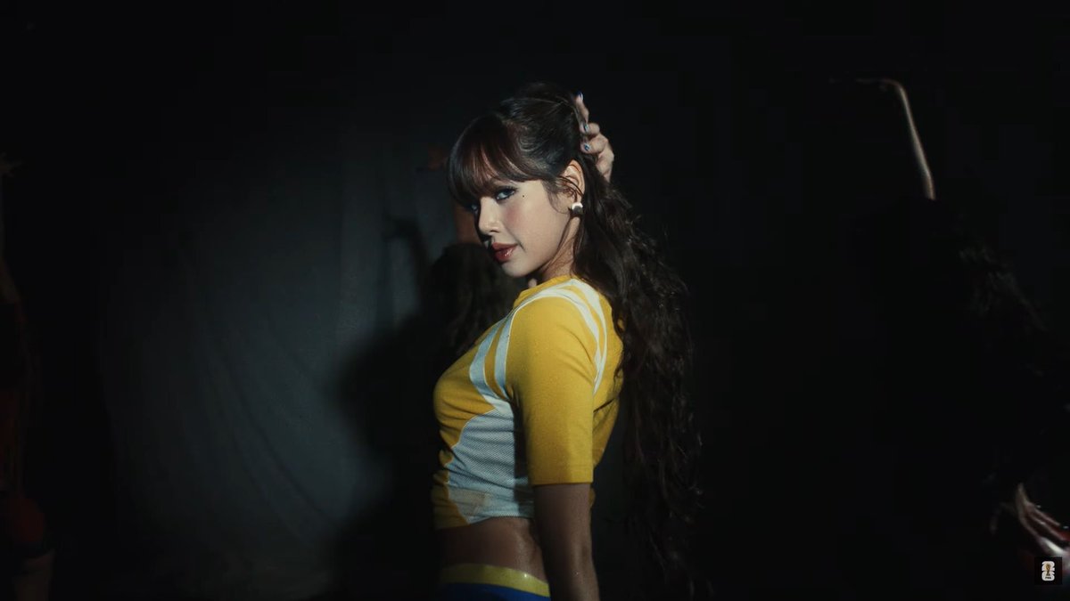 SECRET_Styled's tweet photo. LISA, Anitta, Rema รวมพลังคอลแลปต์ใน “Goals” เพลงประจำ FIFA World Cup 2026 สะท้อนพลังไร้พรมแดนของการแข่งขันฟุตบอลโลก ที่นำวงการดนตรีและกีฬามาบรรจบกัน

#LISA #Anitta #Reme #Goals #FIFAWorldCup2026 

LISA, Anitta และ Rema รวมพลัง 3 ศิลปิน 3 สัญชาติ จาก 3 ทวีป ปล่อย “Goals” เพลงประจำการแข่งขันฟุตบอลโลก 2026 หรือ Official FIFA World Cup 2026 อย่างเป็นทางการ ที่นอกจากจะมาในจังหวะเร้าใจชวนเต้นสุดติดหูแล้ว มิวสิควิดีโอยังมาพร้อมภาพสวย ๆ เผยให้เห็นเสน่ห์ของแต่ละคนได้อย่างชัดเจน ปลุกพลังของแต่ละคนให้ลุกเป็นไฟ สะเทือนทั้งวงการเพลง และวงการกีฬาทั่วโลกในเวลาเดียวกัน
.
ฟังเพลง LISA, Anitta, Rema, FIFA Sound - Goals (FIFA World Cup 2026™) ที่นี่
https://t.co/apnf5rJ1Op
.
ชมมิวสิควิดีโอเพลง LISA, Anitta, Rema, FIFA Sound - Goals (FIFA World Cup 2026™) ที่นี่
 https://t.co/c0JWIPclOK
.
เพลง “Goals” หยิบเอากลิ่นอายของแนวดนตรี Latin Pop, Afrobeats และ K-Pop ซึ่งล้วนเป็นแนวดนตรีที่มีบทบาทสำคัญในการกำหนดทิศทางของวงการเพลงระดับโลก มาผสานเข้าด้วยกันอย่างลงตัว ภายใต้การโปรดิวซ์ของ Cirkut โปรดิวเซอร์เจ้าของรางวัลแกรมมี จนออกมาเป็นเพลงสุดเร้าใจ ด้วยจังหวะดนตรีชวนแดนซ์ พร้อมสะท้อนพลังไร้พรมแดนและความยิ่งใหญ่ระดับโลกของ FIFA World Cup ได้อย่างชัดเจน การรวมตัวของ LISA, Anitta และ Rema ยังทำให้เพลงนี้กลายเป็นหนึ่งในผลงานที่ทรงพลัง เข้าถึงผู้ฟังได้อย่างรวดเร็ว และมีอิทธิพลไปทั่วโลกอย่างแท้จริงอีกด้วย
.
LISA กล่าวถึงการร่วมงานครั้งนี้ว่า “การได้เป็นส่วนหนึ่งของอัลบั้ม Official FIFA World Cup ในปีนี้เป็นเรื่องที่น่าตื่นเต้นมาก ดนตรีคือสิ่งที่เชื่อมโยงผู้คนทั่วโลกเข้าไว้ด้วยกันเสมอ จึงนับเป็นเกียรติอย่างยิ่งที่ได้ร่วมงานกับ Anitta และ Rema”
.
ด้าน Anitta กล่าวว่า “ความผูกพันของฉันกับฟุตบอลโลกเต็มไปด้วยความรู้สึกและความทรงจำ เพราะฉันเป็นคนบราซิล แน่นอนว่าการแข่งขันครั้งนี้มีความหมายกับฉันมาก การได้มีส่วนร่วมเป็นส่วนหนึ่งของประวัติศาสตร์ครั้งนี้ ผ่านการร่วมงานกับ LISA และ Rema ในเพลง ‘Goals’ จึงเป็นสิ่งที่พิเศษอย่างมาก และฉันรู้สึกขอบคุณสำหรับโอกาสนี้จริง ๆ”
.
ขณะที่ Rema เสริมว่า “สามทวีป หนึ่งบทเพลง… การได้นำซาวด์ดนตรีของพวกเรามาหลอมรวมกันแบบนี้ ถือเป็นอีกหนึ่งโมเมนต์สำคัญของดนตรีบนเวทีระดับโลก”
.
“Goals” ถือเป็นอีกหนึ่งผลงานต่อเนื่องจากเพลง “Por Ella” ของ Los Ángeles Azules และ Belinda, “Echo” ของ Daddy Yankee และ Shenseea รวมถึง “Illuminate” ของ Jessie Reyez และ Elyanna ซึ่งแต่ละเพลงต่างสะท้อนมุมมองทางวัฒนธรรมอันโดดเด่นให้กับอัลบั้ม Official FIFA World Cup 2026 ในแบบของตัวเอง และสำหรับ “Goals” เพลงนี้ยังเชื่อมโยงศิลปินและผู้ฟังจากทั่วทุกมุมโลก ผ่านภาษาสากลเดียวกันอย่าง “ฟุตบอล”
.
ขณะที่เพลงจากอัลบั้ม Official FIFA World Cup 2026 ทยอยปล่อยออกมาให้แฟน ๆ ได้ฟังอย่างต่อเนื่องอัลบั้มนี้ได้รวบรวมศิลปินจากหลากหลายทวีปและแนวดนตรี เพื่อสะท้อนถึงความหลากหลาย ความยิ่งใหญ่ และอิทธิพลระดับโลกของการแข่งขันฟุตบอลครั้งสำคัญ พร้อมทำหน้าที่เป็นพื้นที่ที่ดนตรีและกีฬาโคจรมาบรรจบกัน เชื่อมโยงแฟน ๆ ชุมชน และเสียงดนตรีจากทั่วโลกเข้าไว้ด้วยกันอย่างไร้พรมแดน
.
ติดตาม Universal Music Thailand ที่
FACEBOOK: @universalmusicthailand
INSTAGRAM: @universalmusicth
X: @UMusicThai
TIKTOK: @universalmusicthailand
YOUTUBE: @universalmusicthailand