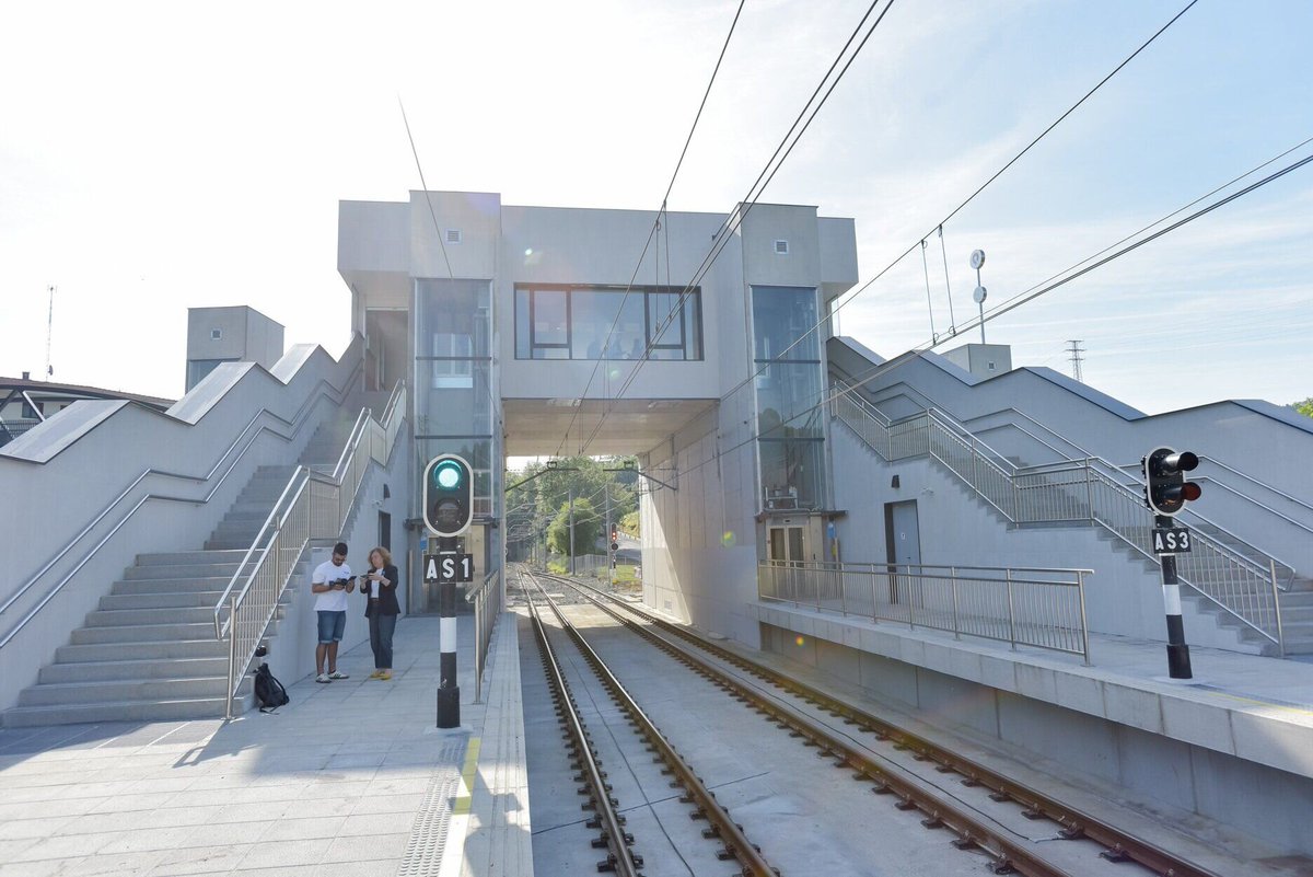 NotGip's tweet photo. 🚉 La nueva estación de Euskotren en Usurbil, un proyecto que mejorará la conexión con el núcleo urbano y que incluye la supresión de tres pasos a nivel y la instalación de una nueva pasarela peatonal sobre la N-634, entrará en servicio este sábado.

👉https://t.co/urky0sL2tt https://t.co/3P20phqQTa