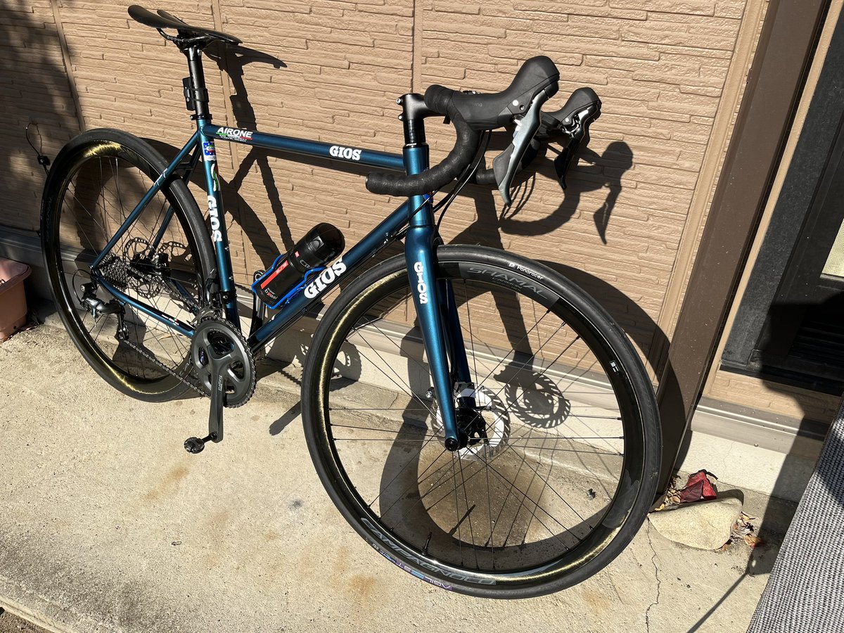 TCR_zero's tweet photo. #GIOS
#AIRONE
僕のAIRONEはディスクだけどいい自転車だよ!
ガチガチの競技志向の自転車にはない「楽しさ」がある。
「自転車っていいな」って感じる要素があるんだ。
クモロリだから馬鹿みたいに軽い訳じゃない。レーシーなジオメトリーじゃない。
でもクロモリからしか得られない栄養がある♪ https://t.co/hiiMtzzWVX
