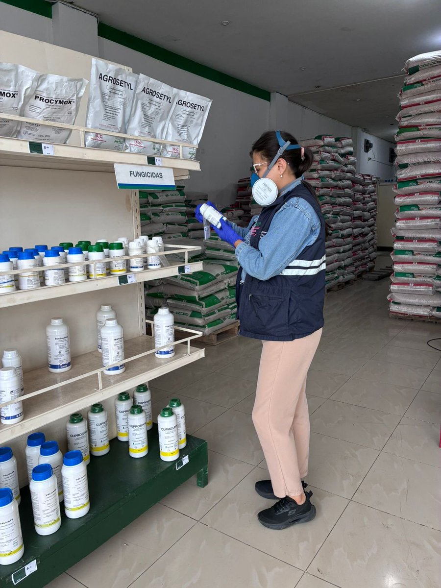 AgrocalidadZ4's tweet photo. #SantoDomingo | Realizamos inspecciones у revisiones en establecimientos dedicados a la comercialización de agroinsumos, con el fin de verificar el cumplimiento de la normativa vigente y asegurar que los productos ofertados cumplan con estándares de calidad.
#InsumosDeCalidad https://t.co/icFvh0BxJ4
