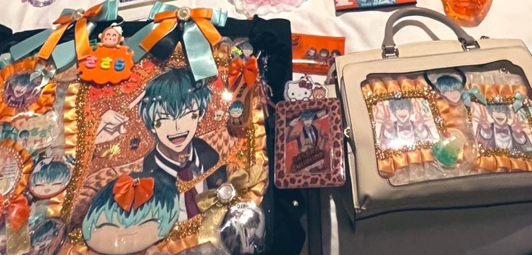 erenaruerechan's tweet photo. 私の痛バは缶バの柄は統一しません。皆好きだからです。缶バの痛バは作りません。肩が死ぬからです。缶バは集めません。大変だからです。同柄を複数持ちません。取引がしんどいからです。布で面積を誤魔化します。肩が死ぬからです。リボンを沢山使います。軽いからです。百均で揃えます。安いからです https://t.co/lXBDdQ5VNc