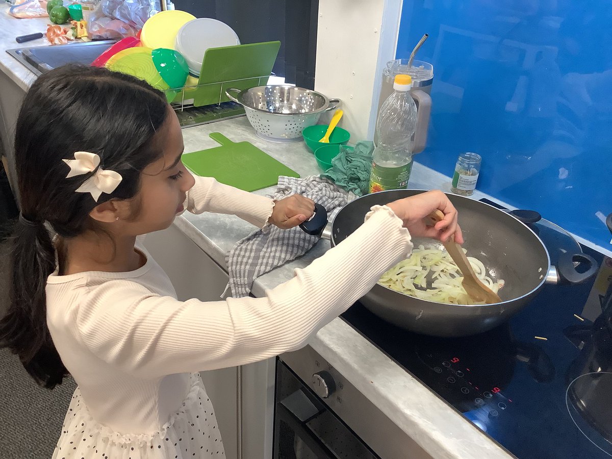 Gaskell_LKS2's tweet photo. 4C have finished their DT unit by making spaghetti bolognese 🍝 @GaskellPrimary @GaskellDt https://t.co/2JUOQVGNbb