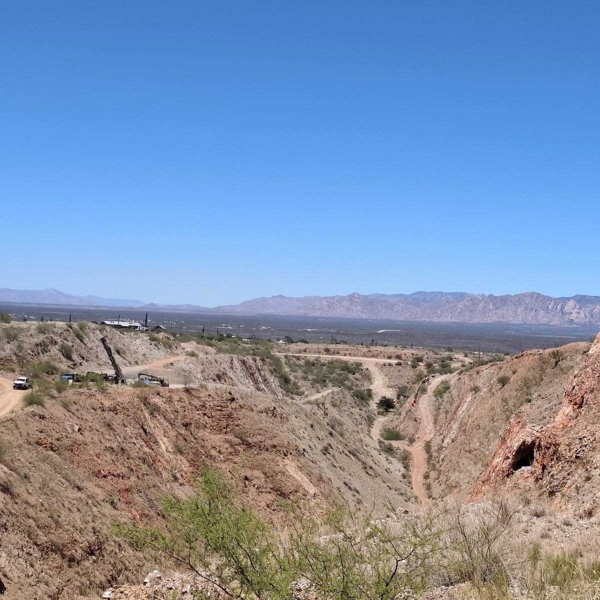 AztecMinerals's tweet photo. 📸  Onsite at TR26-30 (105/-70) as drilling gets underway at Tombstone.

These photos capture the early stages of this step-out hole as the program continues to build on recent expansion of the Contention system.

TSXV: $AZT.V | OTCQB: $AZZTF https://t.co/vHgT0CFKK3