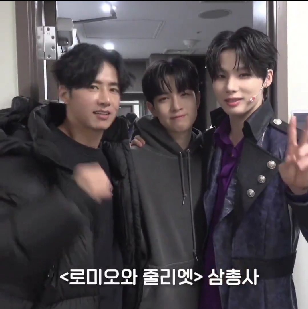 흐에 tweet media