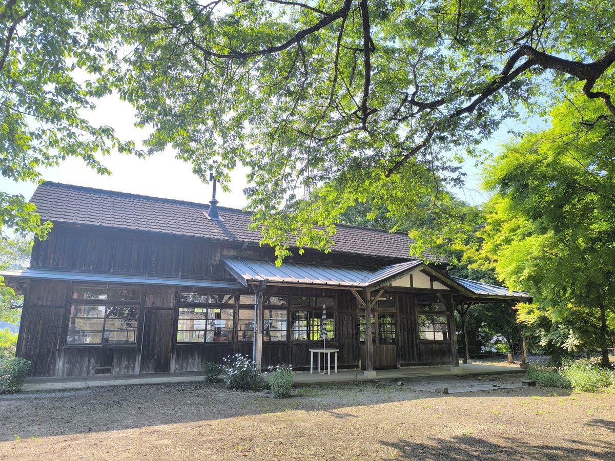 ciacdiy's tweet photo. 連続テレビ小説「あんぱん」の駅
東武鉄道が「いらない」と言った駅舎を個人で移設
だが、これが美談かどうかは天井に残る雨染みを眺めつつ悩ましい限り…

隣家のお母さんの案内で「NHKが〜」「文化財が〜」「三菱銀行が〜」などと、長い時間お話しを聞きつつ

個人的にはかなり楽しい時間でした🤩 https://t.co/aQvaSeXOzt