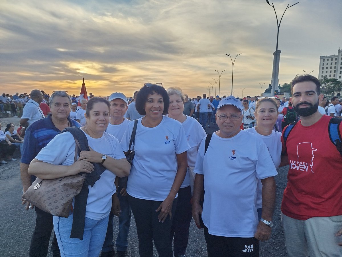 OSDE_UNE's tweet photo. 🇨🇺 ¡Presentes en la tribuna antiimperialista!

Con la frente en alto, con la historia de Cuba en nuestras manos: ningún imperio nos doblegará.

#RaúlEsRaúl #LaPatriaSeDefiende #UniónEléctrica https://t.co/OJsKGUVeup