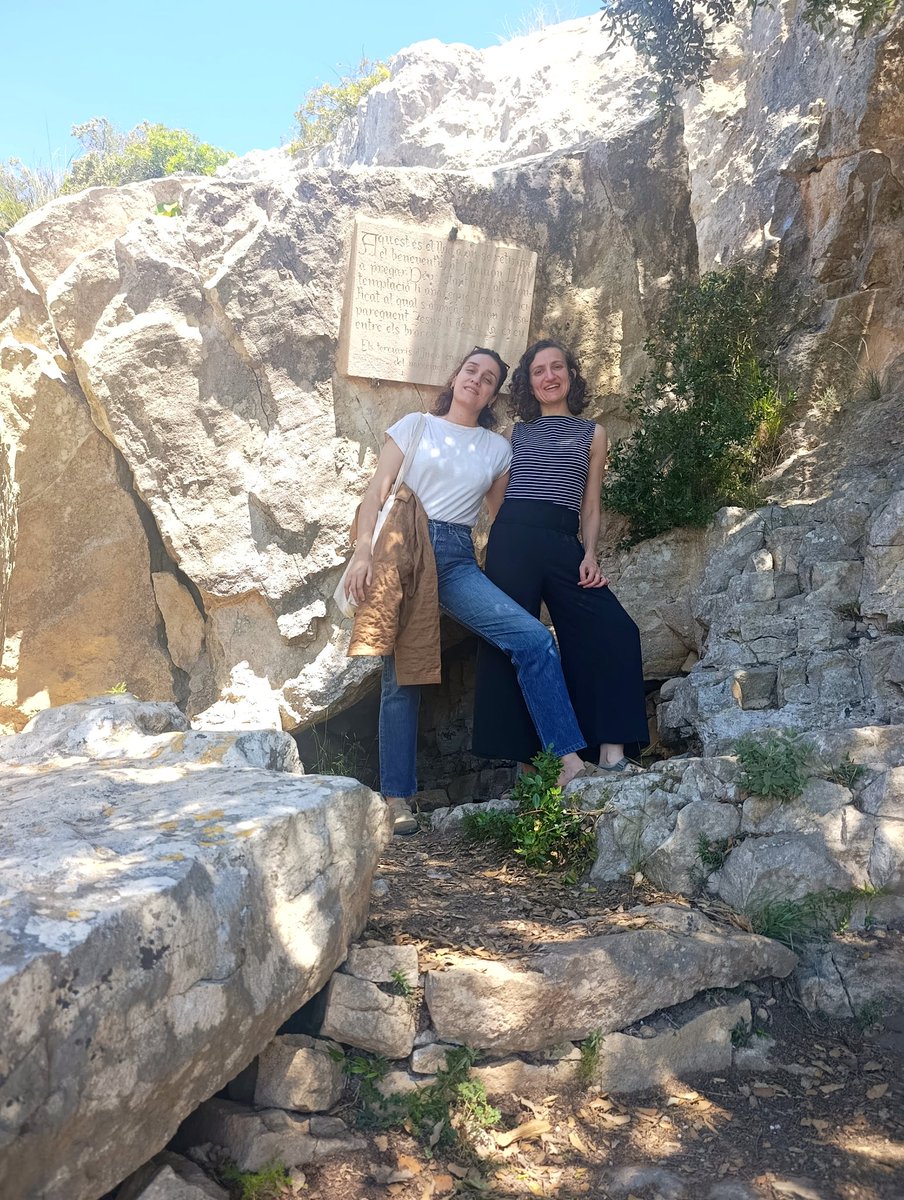 PunsodaRicart's tweet photo. Hem anat a la cova on Ramon Llull es va il·luminar. De fons, un guia explicant en alemany a uns adults alemanys que el mallorquí és una barreja de sis idiomes i que cap d'ells és l'africà perquè l'africà no és ben bé un idioma. #gentcultaricalliuredesvetlladaifeliç https://t.co/1gvFajmeDo