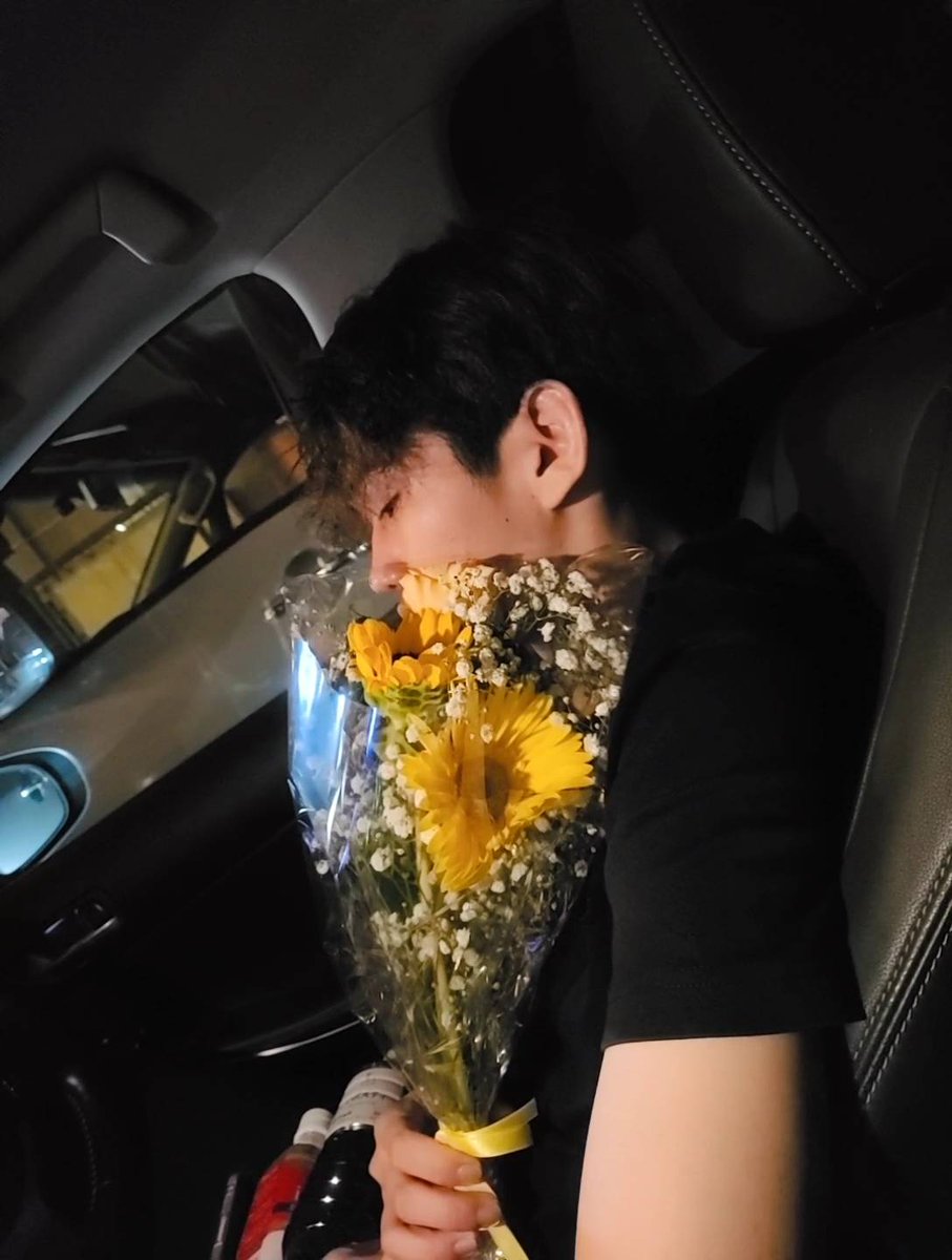 totomo__'s tweet photo. 1年たっても変わらず毎月お花くれる🌼🌼 https://t.co/1zgR074Dq7