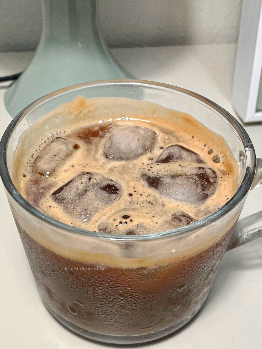 rizrizkyamalia's tweet photo. Menyambut weekend dengan bikin kopi enak hujan-hujan gini 🥹☝🏼 https://t.co/7vK3R6k3CO