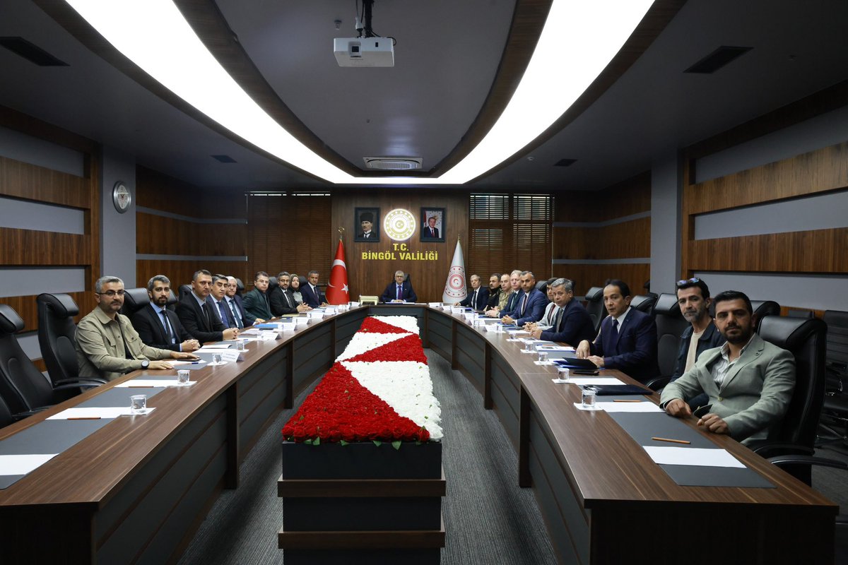 bingolvaliligi's tweet photo. 📍 Bağımlılıkla Mücadele Toplantısı

Valimiz Sayın Cahit Çelik başkanlığında, uyuşturucu ve her türlü bağımlılıkla mücadelede yürütülen çalışmaların ele alındığı “Bağımlılıkla Mücadele İl Koordinasyon Kurulu Toplantısı” gerçekleştirildi.

İl Sağlık Müdürlüğü sekretaryasında düzenlenen toplantıda; gençlerimizi tehdit eden madde bağımlılığı başta olmak üzere bağımlılıkla mücadele kapsamında yürütülen çalışmalar ele alınarak değerlendirildi; koruyucu ve önleyici faaliyetler ile ilgili sunum eşliğinde bilgilendirmelerde bulunuldu.

Daha sonra kurul üyeleri, bağımlılıkla mücadele konusunda yapılabilecek çalışmalar ve çözüm önerileri üzerine karşılıklı görüş alışverişinde bulundu.

Yaptığı değerlendirmede Vali Çelik, özellikle madde ve teknoloji bağımlılığı olmak üzere her türlü bağımlılıkla mücadelenin etkin ve kararlı bir şekilde sürdürüldüğünü belirtti. Kurumlar arasında güçlü koordinasyon ve iş birliğinin önemine vurgu yapan Vali Çelik, gençleri tehdit eden bağımlılık unsurlarına karşı toplumun tüm kesimleriyle birlikte mücadele etmeye devam edeceklerini ifade etti.

Toplantıya; Belediye Başkan V. Hasan Çeçen, Bingöl Ünv. Rektör V. Prof. Dr. Abdulhakim Koçin, bağımlılıkla mücadelede görev alan kamu kurum ve kuruluşlarının yöneticileri ile ilgili sivil toplum kuruluşlarının temsilcileri katıldı.

@celikcahit