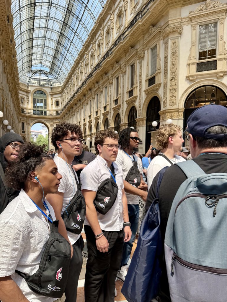 Firebirds_FB's tweet photo. 🔥 DAY ONE 🔥

We arrived in Italy after a short layover in Zurich and a beautiful morning flight over the Alps. The team then went to lunch and took a tour of Milan and the Duomo di Milano!

#FuelTheFlame // #BirdsSupportBirds https://t.co/PRwJVYTTNK