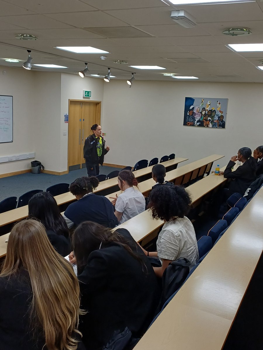 HandsworthWMP's tweet photo. PC Brookman led a session about Violence Against Woman and Girls at Hamstead Hall Academy.  Well done to all involved.  This MUST always be spoken about openly. #KeepingOurCommunitySafe #NeighbourhoodPolicing https://t.co/RQVZW3rq5p