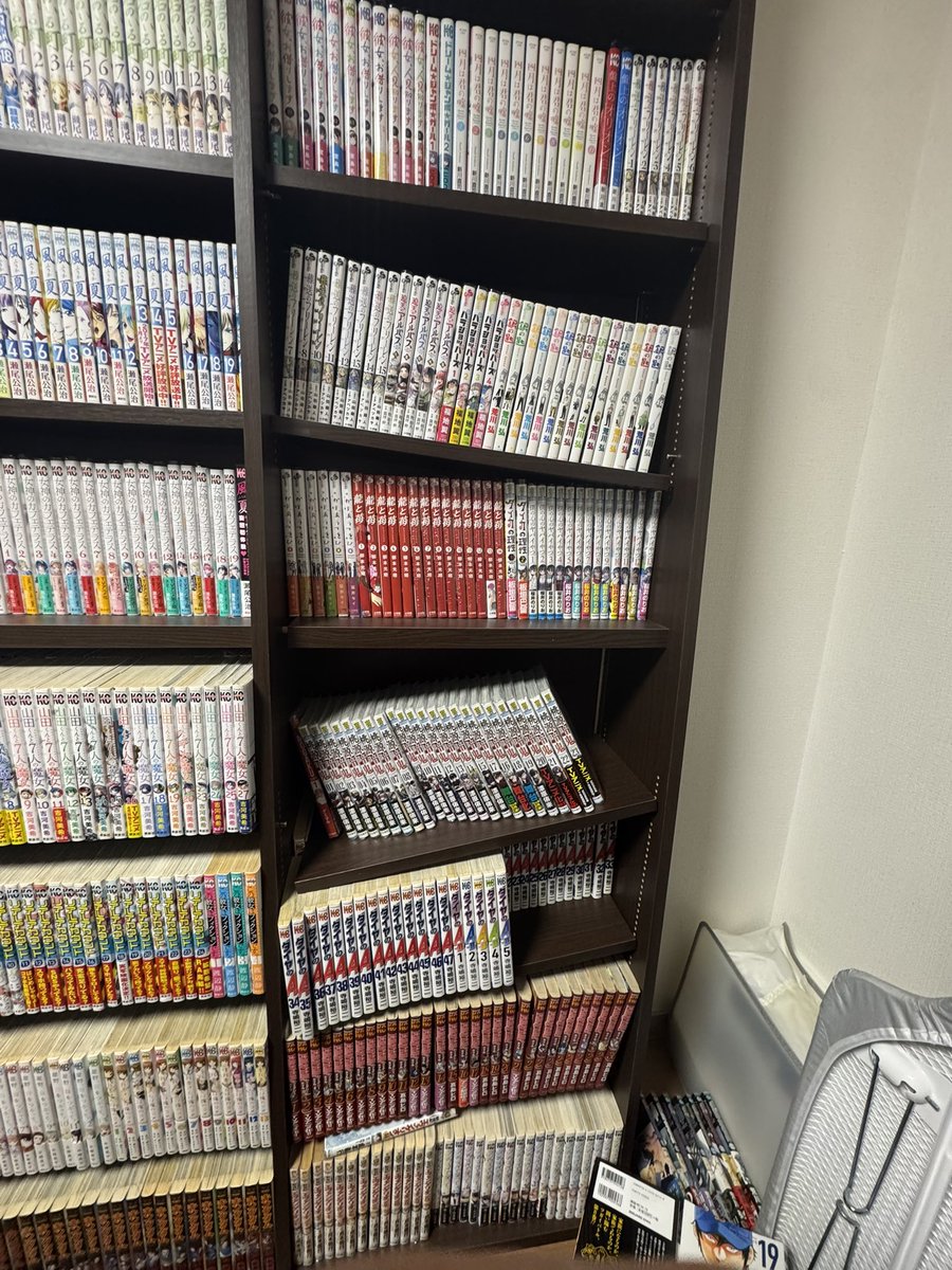 真ん中の棚板のダボがセンターの柱にささる作りなのだが、重みで全体が