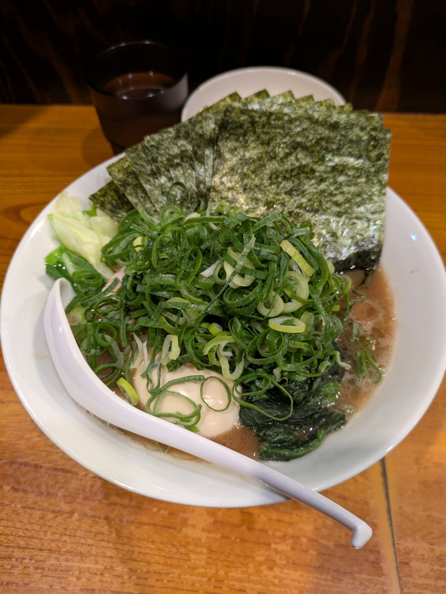 NamaZombie's tweet photo. 国分寺　横浜家系ラーメン 麺家光　特製ラーメン+海苔+ライス
初訪　醤油のキレのある濃すぎないあっさりでもないスープが丁度いいですね　おいしい😚　#ラーメン https://t.co/HmisR0HwZ9