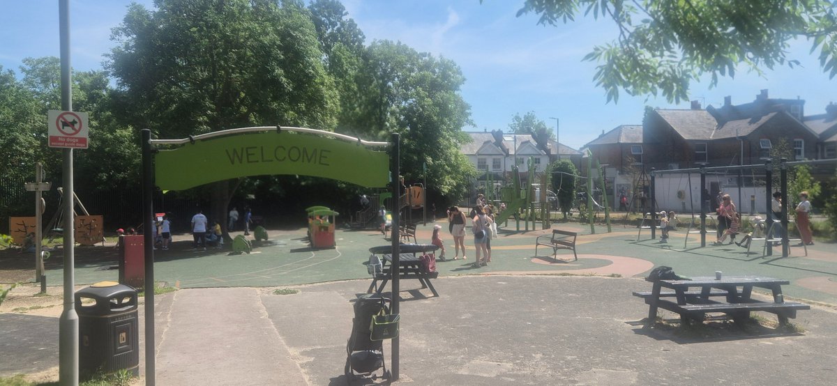 RBKParks's tweet photo. SUN, FUN AND RIVER RUNS!🌞
Things you need to know to ace the bank holiday in Kingston's parks:
🥪 No BBQs – pack a picnic instead 
🚮 Bin your litter or take it home 
🐶 Walk pooches at cooler times

Keep our green spaces beautiful! 🌳👇

#Kingston #BankHoliday https://t.co/zVguO84Y3u