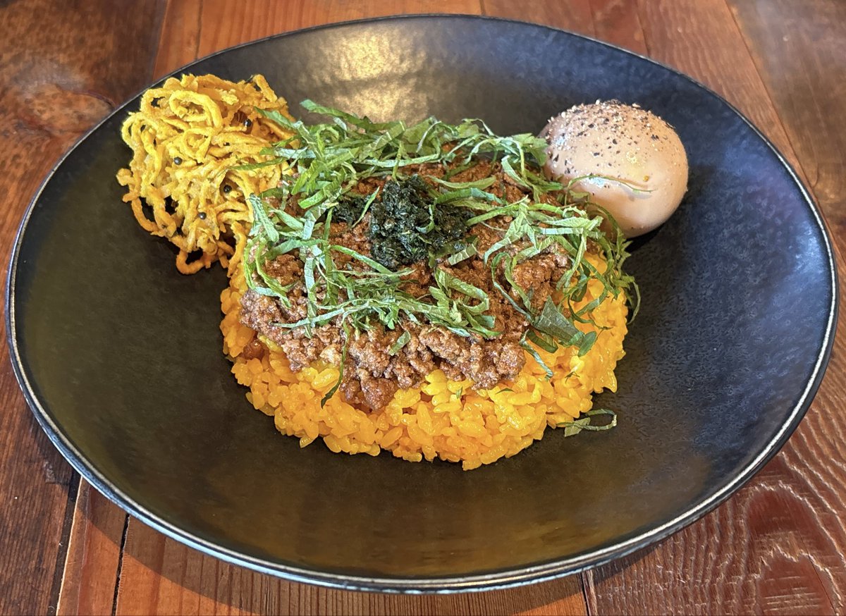 spicezuki's tweet photo. 26.0510 自家製大葉胡椒キーマカレー、切り干し大根のアチャール、スパイス味玉。立川にイベントで遠征。カレー屋が結構増えてる気がする。副菜美味い。全部のせにすれば良かった。#スパイス越境 https://t.co/XKyNex5j56