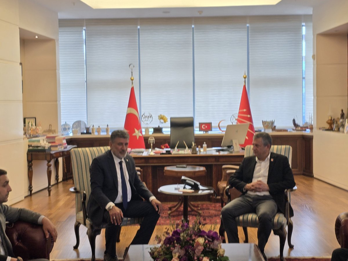 milliyolgm's tweet photo. Özgür Özel’i ziyaret eden Remzi Çayır, “Birileri kendi geleceği için siyaseti dizayn ediyor… Adalet herkesin ihtiyacı… Oluşturulan bu kaosun sağduyu ile çözüleceğini ümit ediyoruz. Biz, adaletten ve hukuktan yana olduğumuzu ifade etmek için buradayız.” dedi. #chp https://t.co/JwhGMSqzt4