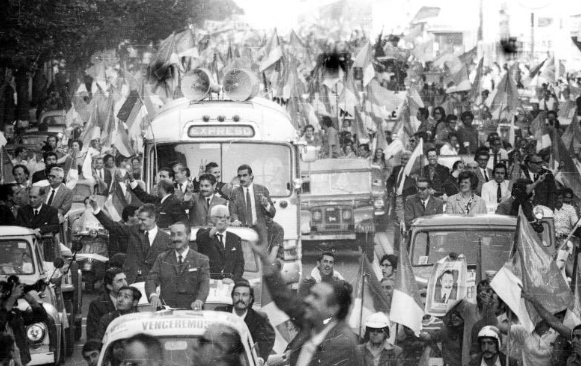 _Maxi_Arcieri's tweet photo. Cuando deja de ser solo una sensación térmica :
La sensación empieza a hacerse difícil de esconder.

Y quizá lo más preocupante no sea la baja aprobación que se puede recientemente en las encuestas. Ni siquiera el desgaste lógico de todo gobierno que aterriza sobre una realidad mucho más áspera y compleja que lo que pueden(quieren) reflejar los discursos de campaña. Lo verdaderamente inquietante es otra cosa: la desazón silenciosa (y no tanto), que empieza a recorrer a una parte de la propia izquierda.
Porque el problema del gobierno no parece ser -al menos no todavía- un rechazo frontal de la sociedad. El problema parece ser la falta de conexión con quienes esperaban volver a sentirse parte de un proyecto político transformador y hoy, observan cada vez con más distancia, una administración moderada y excesivamente preocupada por no incomodar demasiado a nadie.

El costo del pragmatismo empieza a aparecer.

Es claro que gobernar obliga a negociar con la realidad. Obliga a administrar restricciones, mercados, déficits, correlaciones de fuerza y poderes fácticos. Nadie en su sano juicio esperaba barricadas permanentes ,ni un romanticismo adolescente desde la Torre Ejecutiva. Pero entre la “pseudo-épica irresponsable” y la anestesia tecnocrática existe un punto de equilibrio que hoy el Frente Amplio parece no encontrar.
La prudencia fiscal de Gabriel Oddone, las señales de tranquilidad hacia sectores empresariales y financieros, el tono moderado casi permanente del presidente, la obsesión por transmitir “seriedad” y “estabilidad”, terminan generando una pregunta incómoda para parte de la militancia:

¿hasta qué punto la izquierda puede seguir moderándose sin empezar a vaciarse de contenido?

El Frente Amplio con el afán de la gestión “prolija” y sin molestar a nadie, que sin duda alguna podría estar horadando su identidad: el sentido colectivo y la sensibilidad social, los cuales nunca debieron dejar de ser horizonte. Incluso en sus contradicciones, incluso en sus errores, había una narrativa de transformación que conectaba emocionalmente con la gente. Había una sensación -correcta o no- de estar empujando la historia hacia algún lado. Gestando cambios que fomentaran progreso.
Hoy, muchas veces parece que el proyecto consiste simplemente en administrar el presente con la menor cantidad posible de sobresaltos.

Donde aparece otra paradoja peligrosa: el “orden” empieza a convertirse en sustituto de proyecto político parece que los ejes fueran evitar conflictos, tensiones, polarizaciones y cualquier tipo de movimientos bruscos.
Pero una fuerza política nacida para transformar la realidad no puede vivir eternamente caminando con zapatitos de cristal. Porque la izquierda puede sobrevivir a derrotas electorales. Puede sobrevivir incluso a crisis internas. Lo que rara vez sobrevive es a la pérdida de identidad y ante ese embate estamos parados, mirando y haciendo nada o muy poco para cambiarlo.

Capaz, solo capaz… por eso lo que empieza a verse no es bronca.
Es algo bastante más complejo. Más silencioso. Más triste: Apatía.
Que genera es sensación de distancia emocional entre el gobierno y una parte de su propia base social y militante. 
Como si el @Frente_Amplio  hubiera vuelto al gobierno… pero todavía no hubiera encontrado una razón profunda para volver a enamorar políticamente.
Lamentablemente cuando una fuerza histórica empieza a perder la capacidad de interpelar incluso a los suyos, las encuestas dejan de ser solamente números. Pasan a convertirse en síntomas.

"La verdad se corrompe tanto con la mentira como con el silencio."