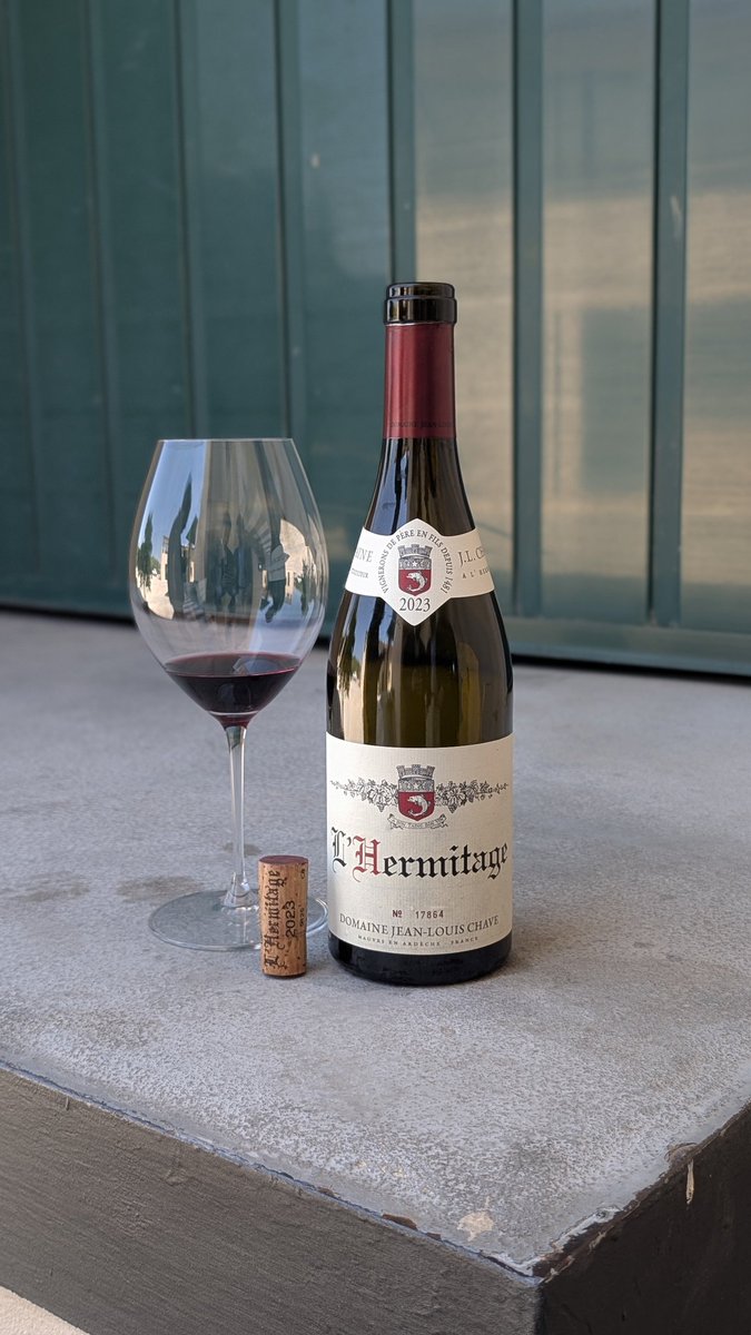seddevinos's tweet photo. 🍷 Tuvimos el privilegio absoluto de probar el mítico Hermitage 2023 de Domaine Chave. Pura realeza del Ródano francés.

🤤 Es la expresión definitiva de la uva Syrah. Tiene una fruta negra profundísima, un toque especiado y una textura brutal.
@CalidoscopiVins 
@CalidoscopiVino https://t.co/KZZ1GCTp81