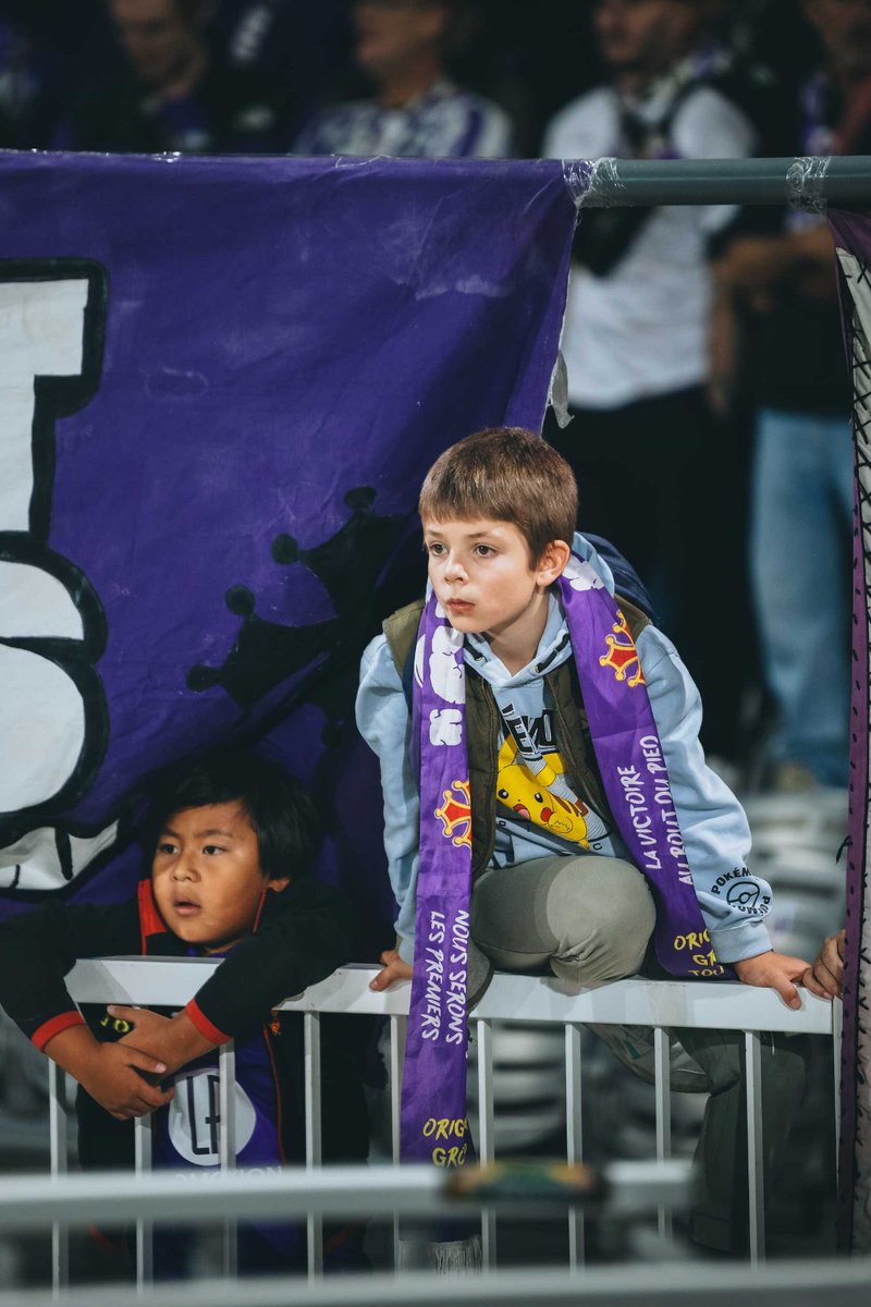 ToulouseFC's tweet photo. 🚨 APPEL À LA COMMU ! 🚨
(On met la chasse au cobra en pause le temps de quelques heures 🐍)

Nos jeunes supporters aperçus en tribune méritent d'être mis à l'honneur ! 🏟️⚽

Vous reconnaissez une des quatre personnes ? Taguez-les ou écrivez-nous en DM ! 
On aimerait leur faire une petite surprise 🎁