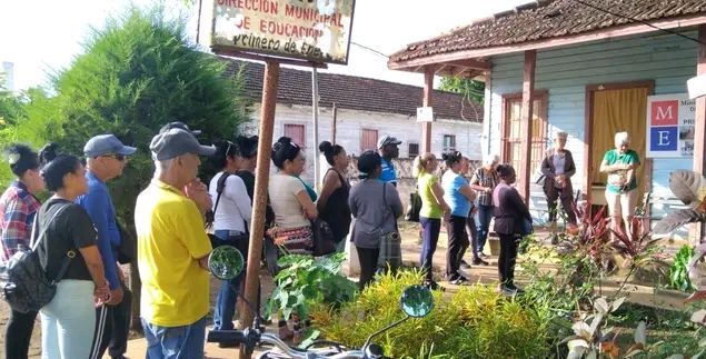 Blancamlima's tweet photo. 🇨🇺 Los trabajadores de la Dirección General de #EducaciónPrimeroDeEnero reafirmando nuestro compromiso con la Revolución y el legado del líder histórico, Raúl Castro Ruz.
#CubaSoberana 
#RaúlEsRaúl #CubaQuierePaz
@CalderonPineiro @MtnezIc @PortalesYa9628 https://t.co/JXb5Gko0Ru