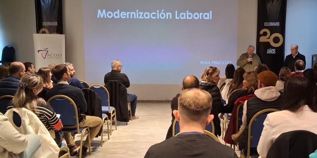 ACOVI_'s tweet photo. #AHORA Se está desarrollando la capacitación sobre Reforma Laboral organizada junto a SVE, destinada a personal administrativo y consejeros de cooperativas.

La apertura estuvo a cargo del presidente de FECOVITA, Ruben Panella, junto al presidente de ACOVI y SVE, Fabián Ruggeri, nuestro gerente, @NicoVicchi1, directivos de ACOVI y FECOVITA. La jornada esta a cargo de profesionales del estudio Lisicki, Litvin & Abelovich y el Dr. Raúl Pissolito que comparten sus conocimientos con los presentes 🤝

#Cooperativismo #Capacitación