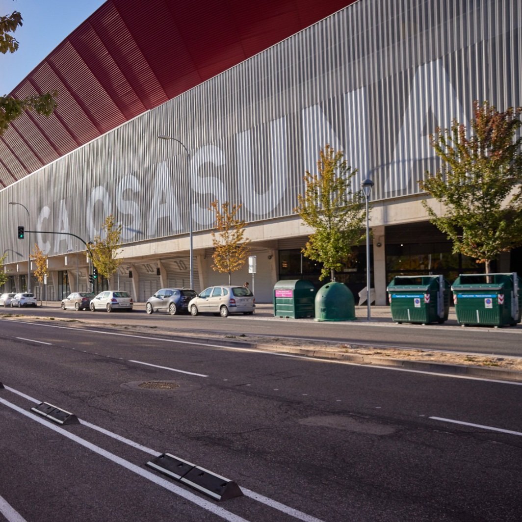 TRAK_FM's tweet photo. HOY a las 18:00 entrenamiento de #Osasuna a puertas abiertas/entrada libre en #ElSadar para recibir el apoyo de la afición.
Las puertas del estadio se abrirán a las 17 horas y 30 minutos.
#pamplonaconosasuna #siempreconosasuna https://t.co/DEvHHhf8Qa