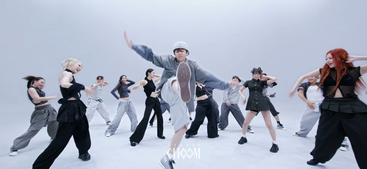 resserafilm's tweet photo. soumu is turning LE SSERAFIM into backup dancers during the highlight part of their own full album title track just to promote their trainee, making that kid the main character. First they tried to steal Sakura's name, and now they've stolen the spotlight of the song https://t.co/NfqdHRqIam
