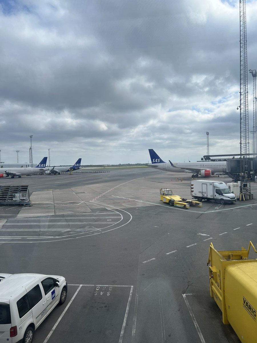 alneco's tweet photo. コペンハーゲン空港。もう2時間もするとフライト。
喫煙所からの写真だけど、ここの喫煙所はすぐ隣のバーで買ったビールとかを持ち込めるかなり自由な感じだ。 https://t.co/GlpYlPbuEx