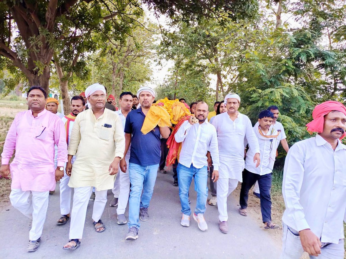 akpatel_84's tweet photo. आज वाराणसी जनपद के पिण्डारा विधान सभा क्षेत्र के भानपुर पट्टी गांव निवासी सरदार सेना के राष्ट्रीय अध्यक्ष डॉ.आर.एस.सिंह पटेल जी के पिता जी के अंतिम यात्रा में शामिल हुआ !!
सरदार सेना परिवार जौनपुर भाव-भीनी श्रद्धांजलि अर्पित करता है। 💐💐❤️🙏🏻🙏🏻 https://t.co/GgBjAYj9X9