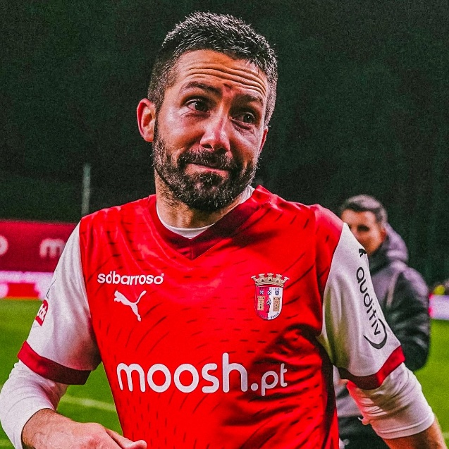 eurofootcom's tweet photo. 🇵🇹✍️ 𝐎𝐅𝐅𝐈𝐂𝐈𝐀𝐋 | João Moutinho (39) has signed a new contract with Braga until 2027. ✅ 

Moutinho has made 1,000+ professional appearances and won 16 trophies.

 been playing senior football for 20+ years now. Incredible longevity. 👏 https://t.co/2RzWgTrFBh