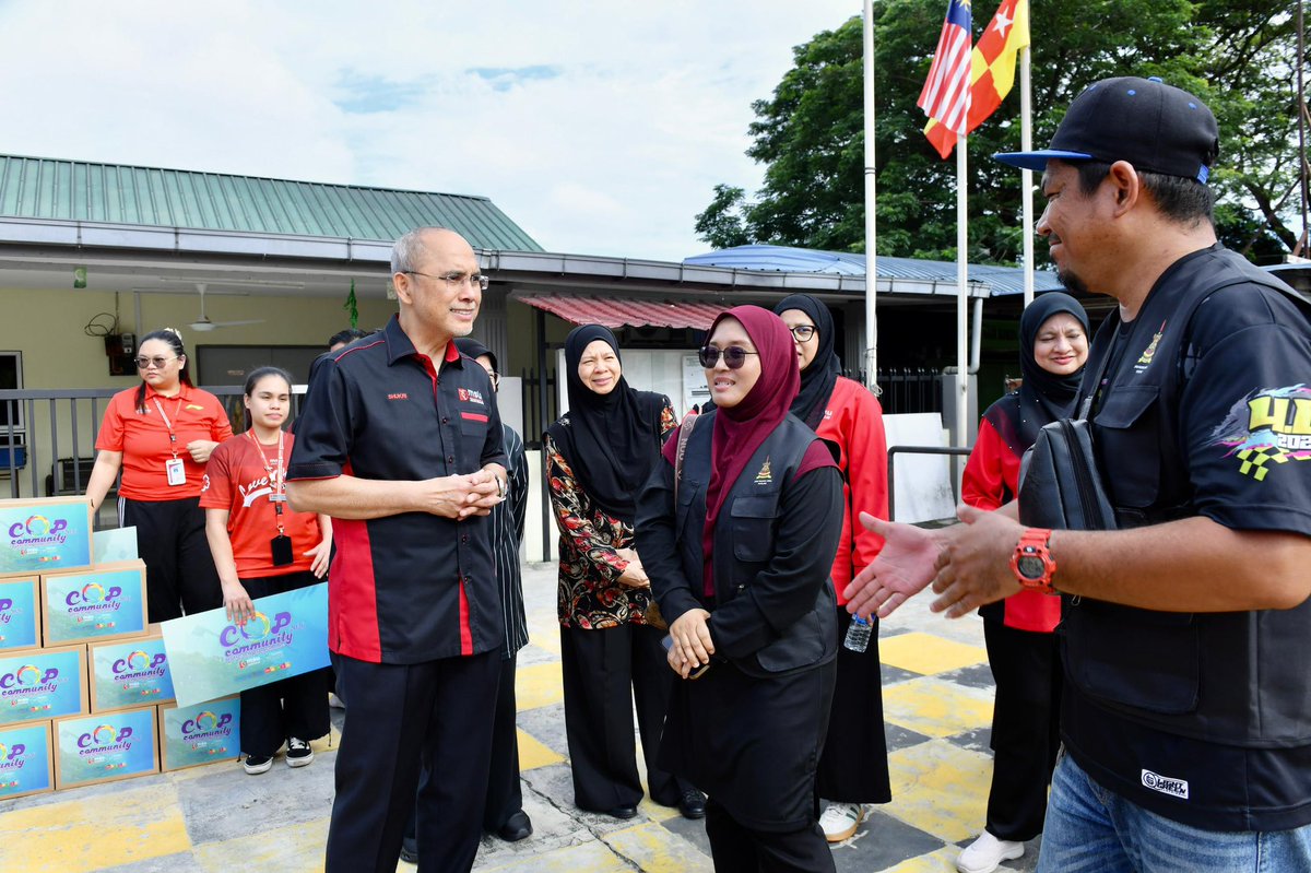 MohdShukriYajid's tweet photo. Thanks to students, alumni, and staff volunteers who joined in to visit the families in Padang Jawa through the MSU Community Outreach Programme 2026. Let us strengthen this meaningful initiative. Appreciation to @MSUmalaysia &amp; @YayasanMSU for championing this cause. #MSUsdg https://t.co/KBwIIM6FYX