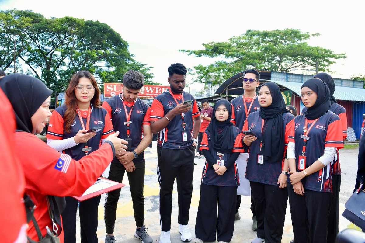 MohdShukriYajid's tweet photo. Thanks to students, alumni, and staff volunteers who joined in to visit the families in Padang Jawa through the MSU Community Outreach Programme 2026. Let us strengthen this meaningful initiative. Appreciation to @MSUmalaysia &amp; @YayasanMSU for championing this cause. #MSUsdg https://t.co/KBwIIM6FYX