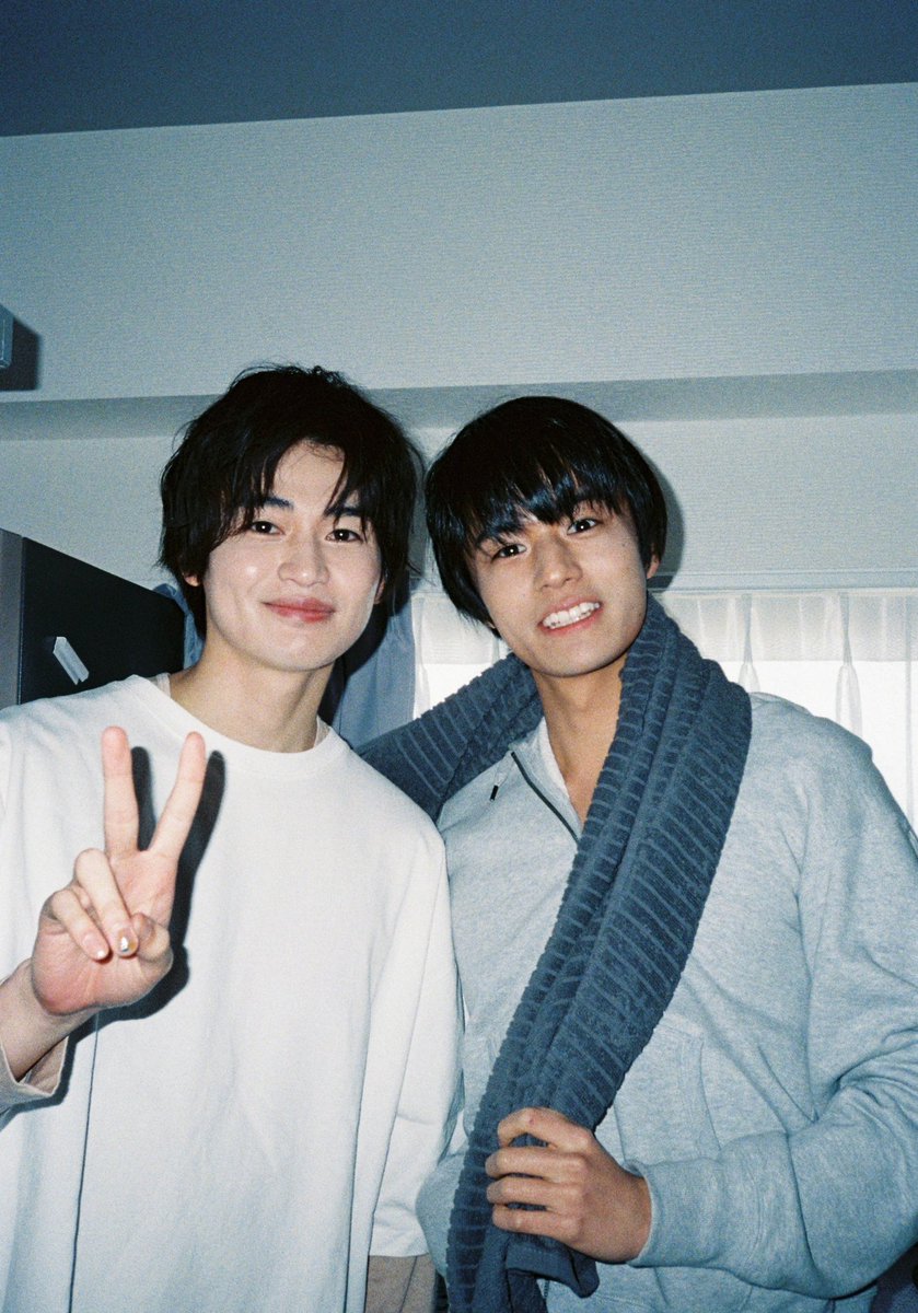 dramaism_mbs's tweet photo. ✼••┈  『 #失恋カルタ 』 ┈••✼

🎈▲オフショット▼🎈

光(#西垣匠)＆陸(#伊藤絃)の
フィルムオフショット大公開🌟🌟
素敵な笑顔で溢れていました🌱

 TVer第1~3,最終話配信はこちらから🌷
▷▷ https://t.co/XdUS2YvVKu

#ドラマイズム https://t.co/V7mpFMZS7M