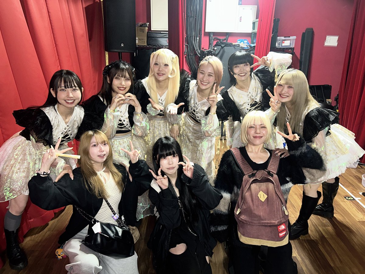 DEMO_RANMA's tweet photo. NANONIさん解散ライブ行ってきた！
HAJIMENIの時もたくさん曲カバーさせてもらっていっぱいお世話になりました！
私が事務所入った時NANONIのライブを見て、楽曲を聴いて、とても感動してたくさんライブを参考にさせて貰った部分がありました！
これからもNANONIの曲たくさん聴く🎧だいすき🥺 https://t.co/hFcwgYfrl4