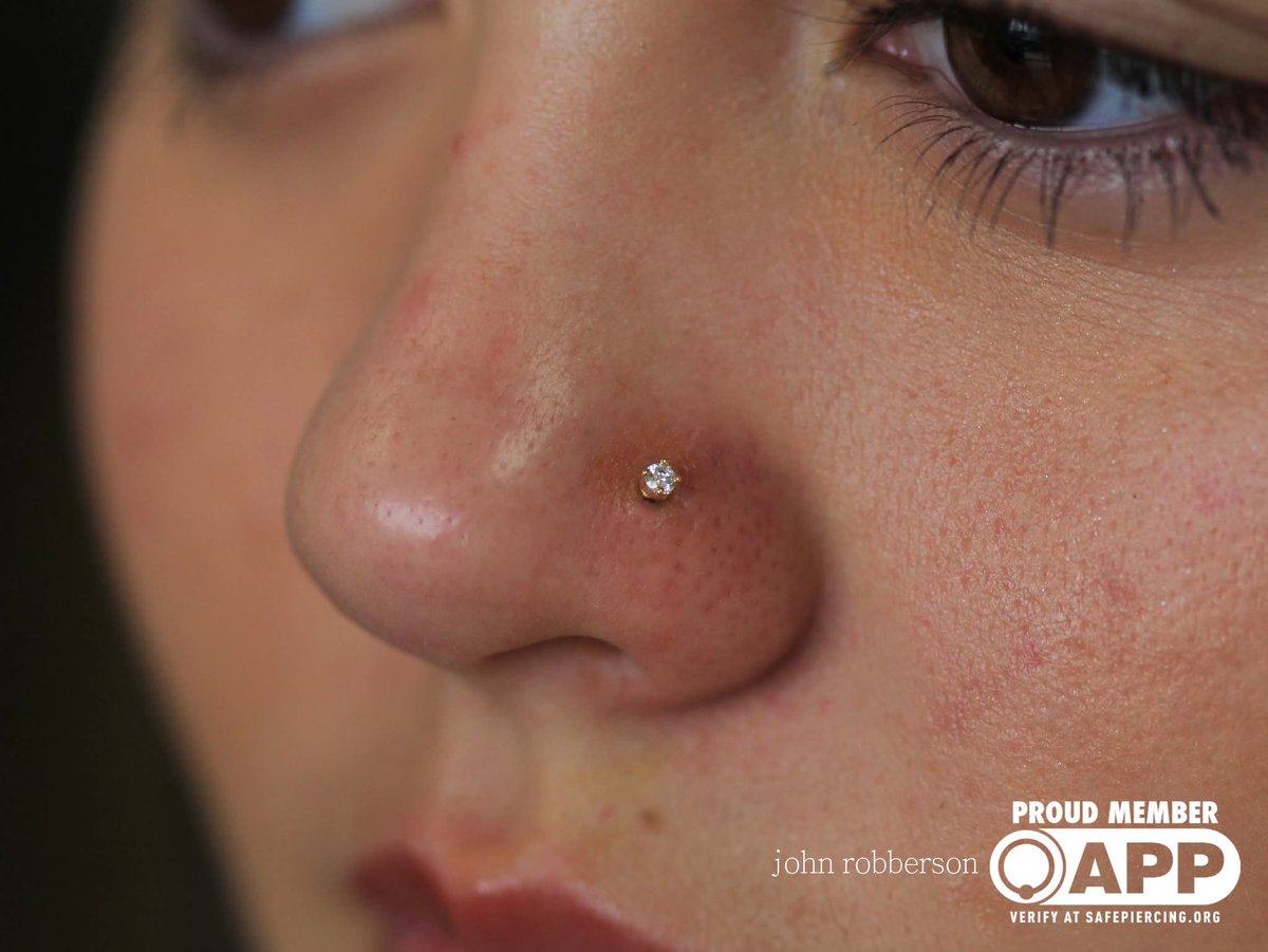 johnny3p0's tweet photo. Nostril with gold https://t.co/Wleqju2CxW