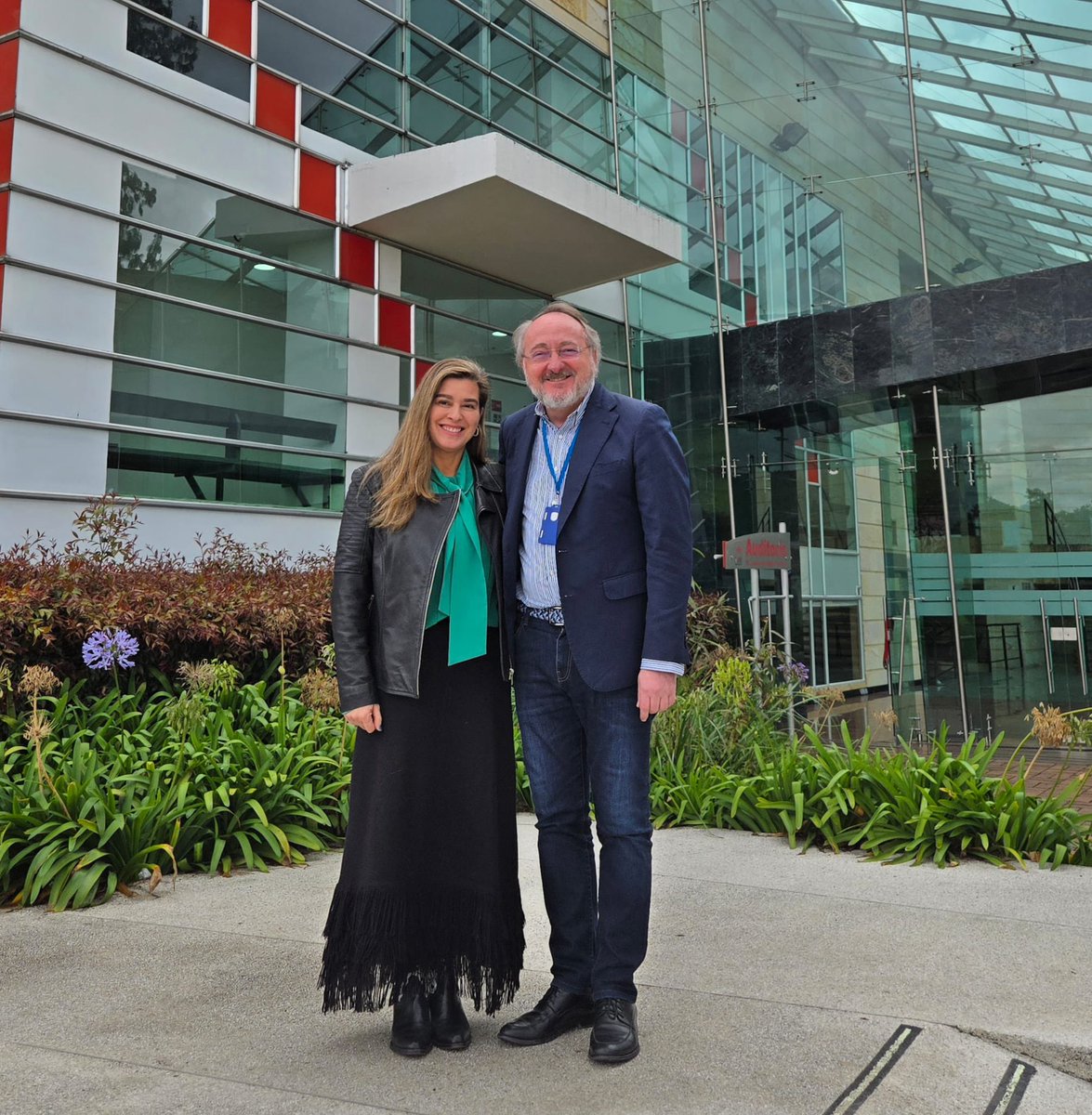 UNIR_Colombia's tweet photo. 🤝🇨🇴 Manuel Herrera y Luz Andrea Pacalagua, de Relaciones Internacionales de @UNIRuniversidad, se reúnen en #Bogotá con el equipo directivo académico de #UNICOC
🔎📊 Dieron seguimiento a los acuerdos suscritos y se armaron nuevas acciones formativas entre ambas instituciones. ✅ https://t.co/UULvJP9JPL