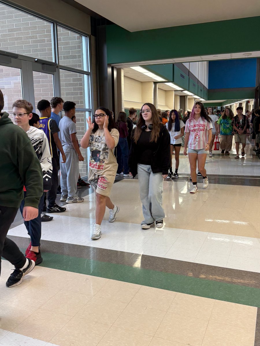 DNMSFalcons's tweet photo. 8th grades last walk through the halls of DNMS! https://t.co/5NtsNHEtjl