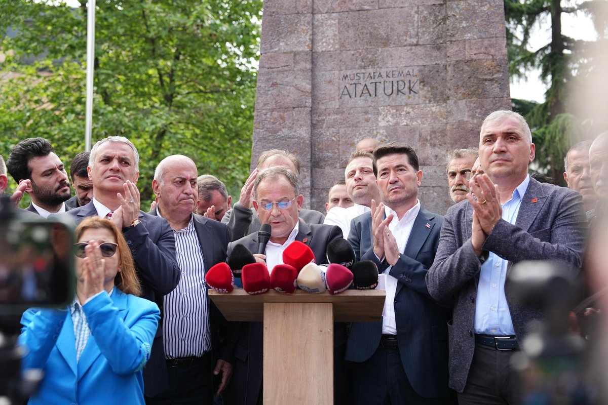 kayabaskann's tweet photo. Milletimizin baba ocağı partimizi hedef alan hukuksuz karara karşı alanlardayız.

Cumhuriyet Halk Partisi Trabzon İl Örgütümüz ve halkımızla birlikte basın açıklaması gerçekleştirdik.

100 yıllık koca çınar; Türk milletinin ilk direnişi ve son kalesi olan Cumhuriyet Halk Partisi dimdik ayaktadır!

Mesele, memleket meselesidir. Ülkemizi, milletimizin iradesini ve demokrasimizi, bu organize kötülüğe teslim etmeyeceğiz!

Hakimiyet kayıtsız, şartsız milletindir!