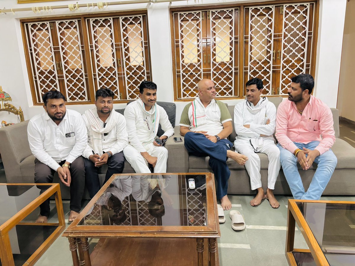 RAVIPARMARNSUI's tweet photo. पूर्व केंद्रीय मंत्री आदरणीय अरुण यादव जी  एवं पूर्व मंत्री  कसरावद विधायक श्री सचिन यादव जी के अंकल स्व. कृष्ण लाल जी पटेल के निधन  पश्चात निज निवास खंडवा) बोरावा पहुंचकर श्रद्धांजलि अर्पित की https://t.co/QppGICbc8u