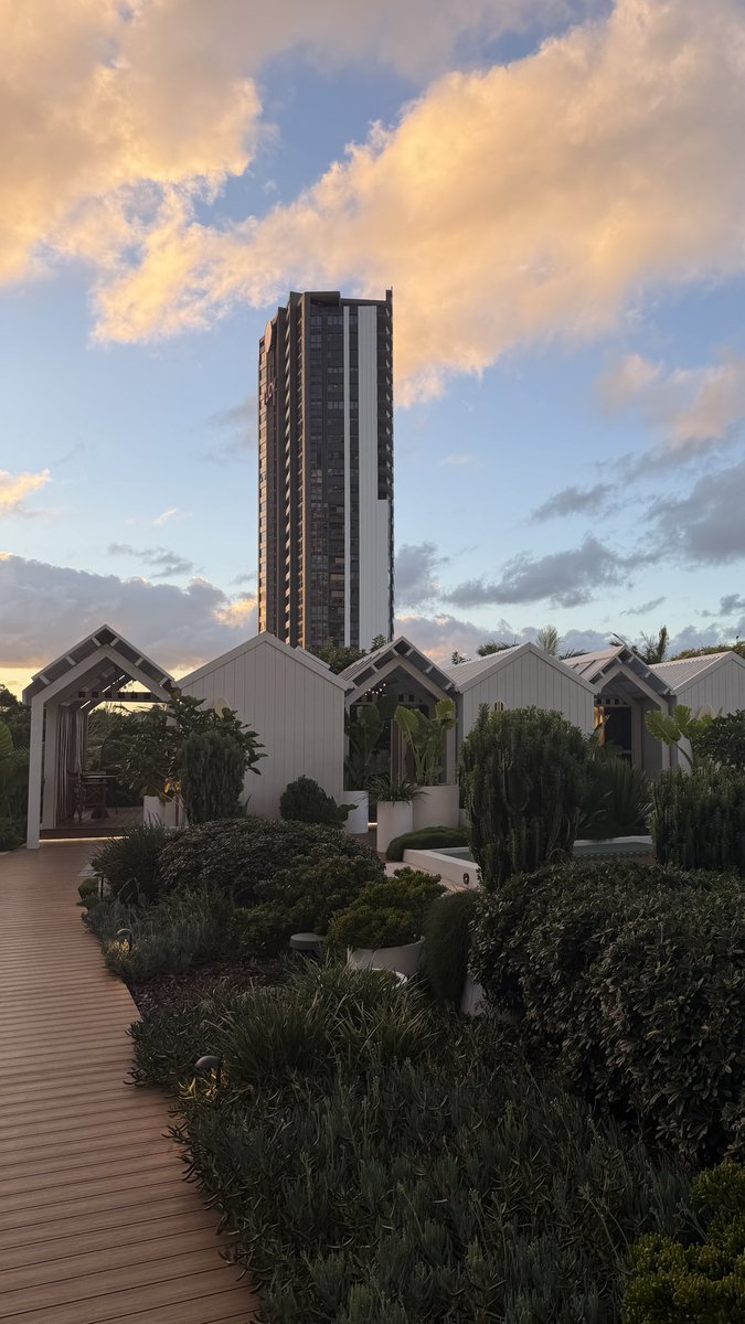 saycheesejry's tweet photo. 호주 골코에 있는 제 인생 호텔 추천할래요 ~~~

📍QT Gold Coast - qtQT Cabins

퀸즐랜드주 골코 서퍼스파라다이스 근처에 있는 호텔인데 캐빈 형태로 된 유닛이 쭉 모여있고 룸은 숲속 산장에 온 것 처럼 생겼어요 !!

천막을 내려서 바깥 공간도 프라이빗하게 쓸 수 있었던게 너무 좋았고 체크인 하면 2인용 칵테일과 안주도 제공되어서 기분내기 너무 좋았어요 🫶

그냥 저 캐빈이 너무 느좋 그 자체였음 !! 골코에 또 여행가게 된다면 무조건 다시 방문할 의향 있는 곳 ...