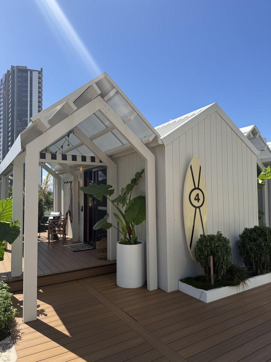 saycheesejry's tweet photo. 호주 골코에 있는 제 인생 호텔 추천할래요 ~~~

📍QT Gold Coast - qtQT Cabins

퀸즐랜드주 골코 서퍼스파라다이스 근처에 있는 호텔인데 캐빈 형태로 된 유닛이 쭉 모여있고 룸은 숲속 산장에 온 것 처럼 생겼어요 !!

천막을 내려서 바깥 공간도 프라이빗하게 쓸 수 있었던게 너무 좋았고 체크인 하면 2인용 칵테일과 안주도 제공되어서 기분내기 너무 좋았어요 🫶

그냥 저 캐빈이 너무 느좋 그 자체였음 !! 골코에 또 여행가게 된다면 무조건 다시 방문할 의향 있는 곳 ...