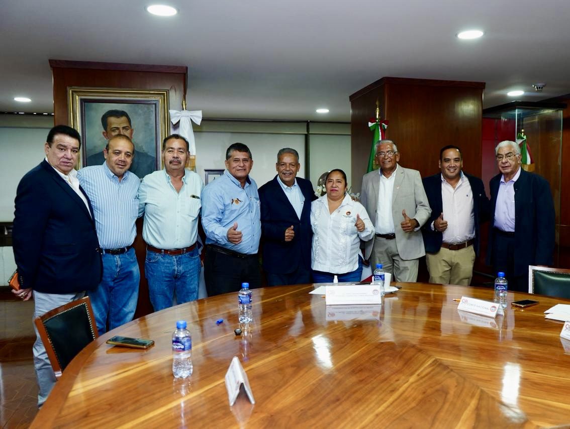 tereso_medina's tweet photo. 🇲🇽 Como parte de la agenda de encuentros con nuestras organizaciones, sostuve una reunión con Ricardo Hernández Daza, líder de la Federación de Trabajadores de Tabasco, para seguir fortaleciendo la unidad nacional y la colaboración conjunta en favor de las y los trabajadores. 🤝 https://t.co/jejVgQ01bM