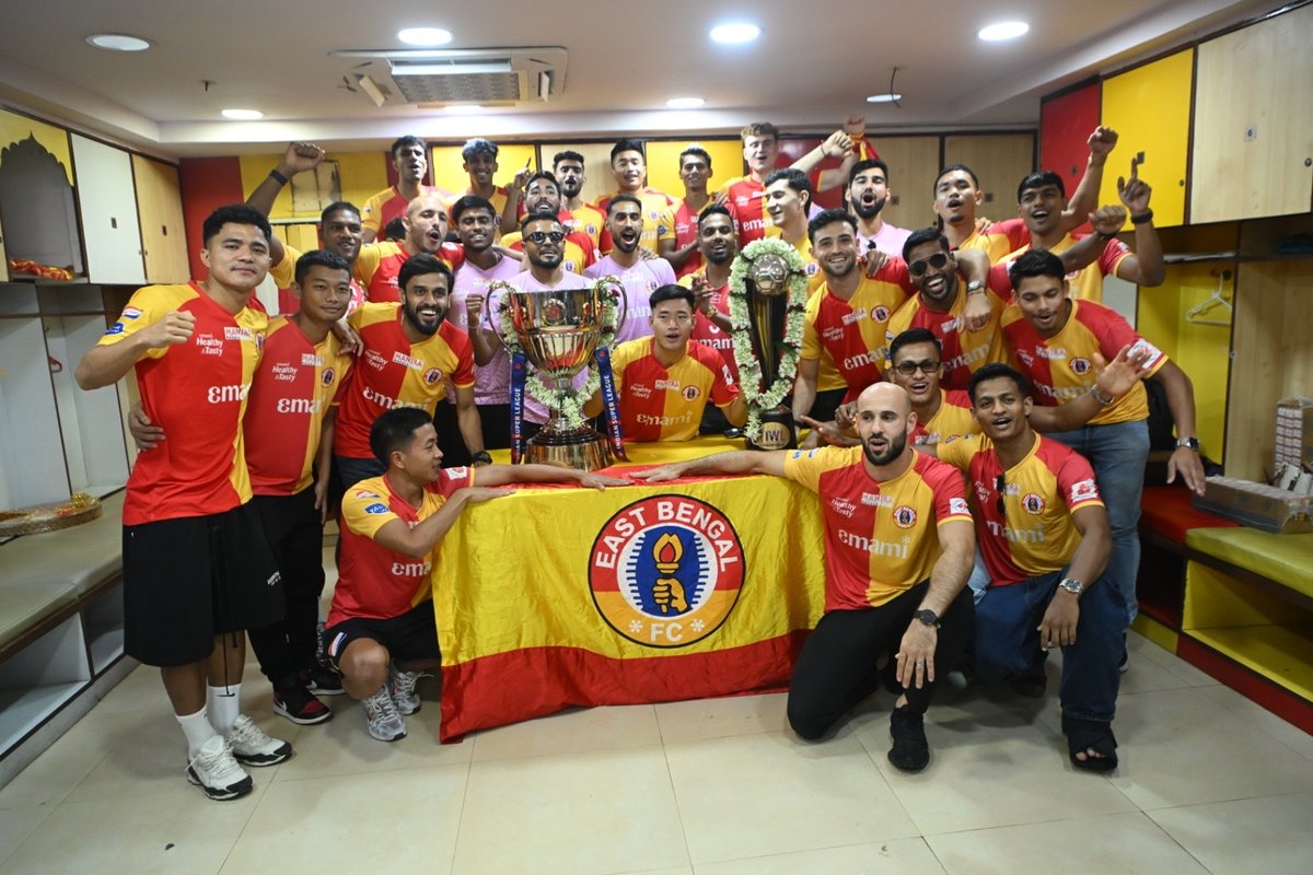 bridge_football's tweet photo. 𝘾𝙝𝙖𝙢𝙥𝙞𝙤𝙣𝙨 𝙤𝙛 𝙄𝙣𝙙𝙞𝙖 🔴🟡🏆

#IndianFootball ⚽️ | (📷: East Bengal FC) https://t.co/dYW9EHtOZ4
