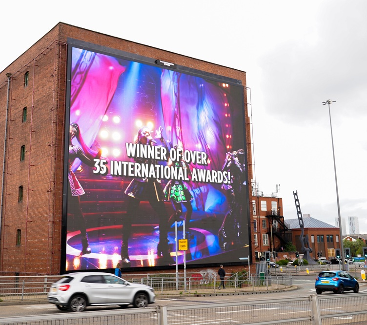 StickupMedia's tweet photo. We teamed up with The Lowry to turn heads with this striking screen at @O2VicWarehouse , the largest digital screen in Manchester &amp; the second largest in Europe!  

It sold out last time! Don't miss out on tickets for SIX, available via @The_Lowry website. https://t.co/FinxvVmzWr