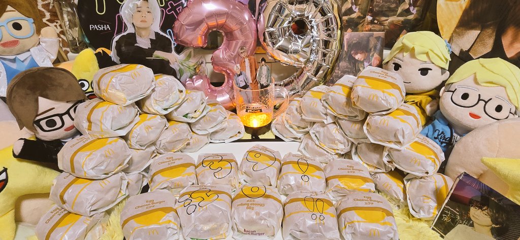 yuuminworld's tweet photo. サンキュー！江口！！🎉🎊👏♥️
年齢×エグチ作って祭壇作るの私だけの特権だネ🥹🍻💛
今年もおめでとうございますダイスキ🫵🏻💖💯
おちんちゅもしてくださいね💫🩵
GUIはわかっちゃいるけどやめられね〜〜!!🥃更にいい1年になりますように🦒💖
#江口拓也誕生祭2026
#江口拓也39誕
@egutakuya https://t.co/mVXZoVysBh